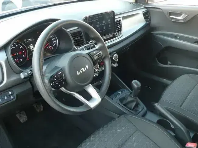 Usado Kia Rio 101 CV (74 kW) 2022 Blanco Berlina