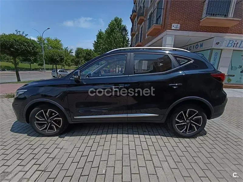 Usado MG ZS Luxury 111 CV (81 kW) 2023 Negro SUV