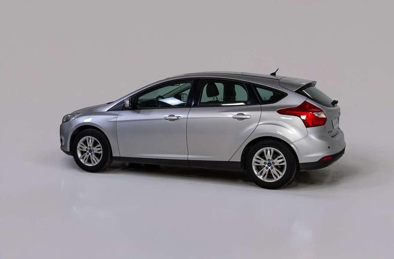 Usado Ford Focus Trend 105 CV (77 kW) 2011 Plateado Utilitario