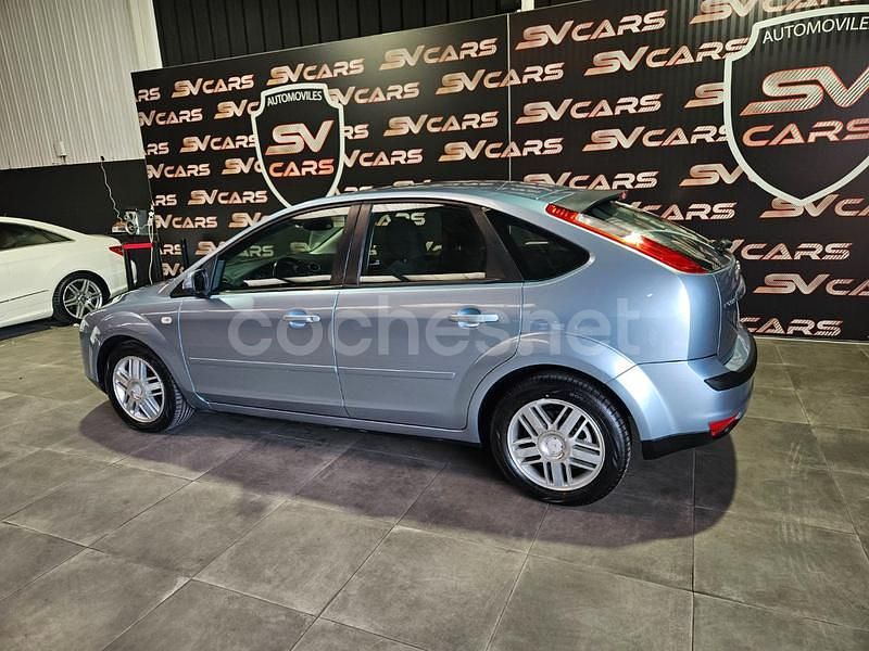 Usado Ford Focus Ghia 115 CV (84 kW) 2006 Azul Berlina