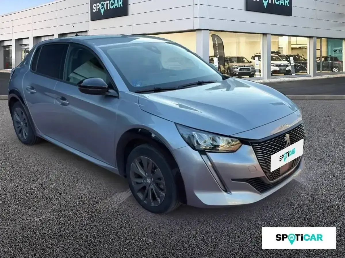 Usado Peugeot e-208 Allure 100 kW (136 CV) 2023 Gris Utilitario