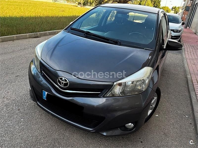 Gris / plata Usado 2012 Toyota Yaris Active Berlina | 5900 € (Precio justo) - Imagen 1/4