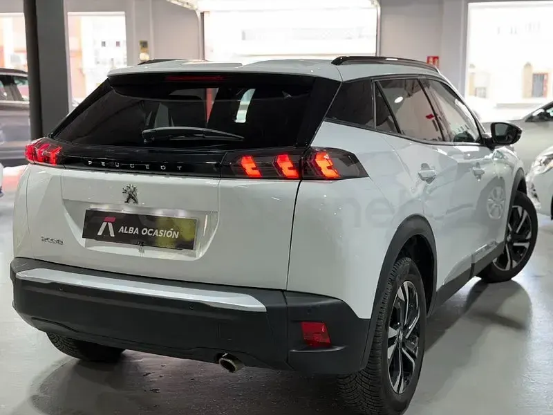 Usado Peugeot 2008 Allure 110 CV (80 kW) 2022 Blanco SUV