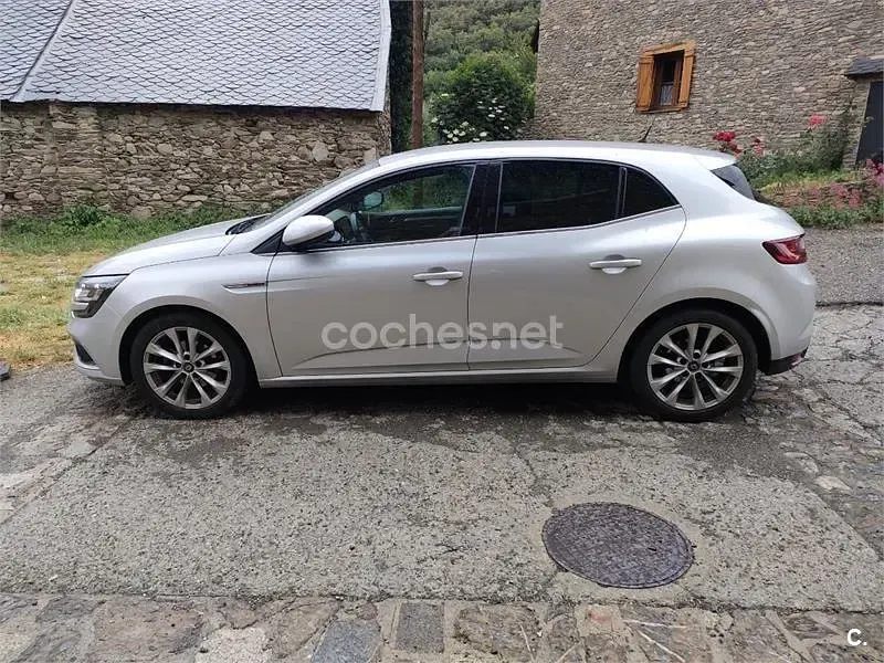Usado Renault Mégane Zen 130 CV (95 kW) 2017 Gris / plata Berlina