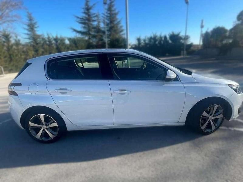 Usado Peugeot 308 SW Active 131 CV (96 kW) 2014 Blanco Familiar