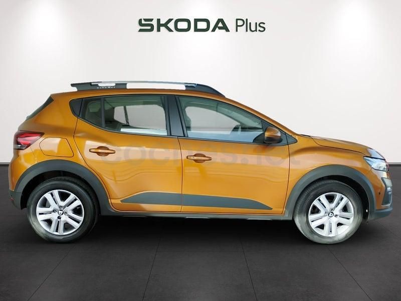 Usado Dacia Sandero Comfort 91 CV (66 kW) 2021 Naranja Berlina