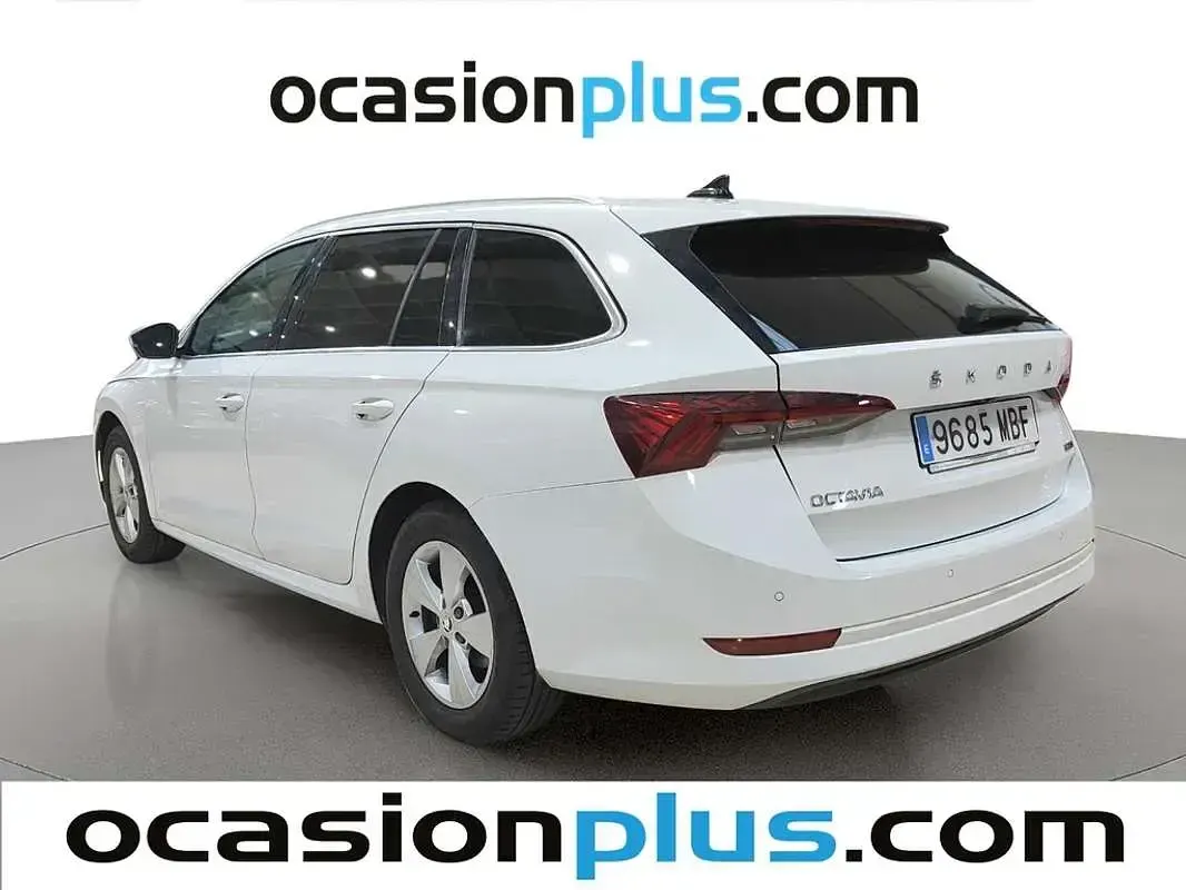 Usado Skoda Octavia Ambition 110 CV (80 kW) 2022 Blanco Familiar