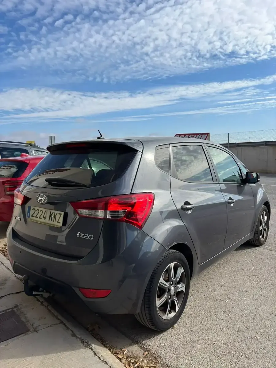 Usado Hyundai ix20 Style 115 CV (84 kW) 2018 Gris Utilitario