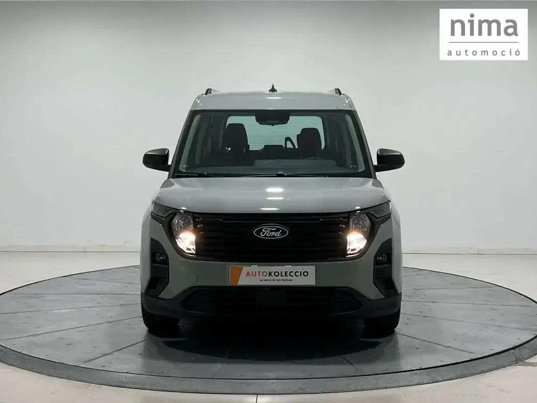 Usado Ford Tourneo Courier Titanium 125 CV (91 kW) 2024 Gris Monovolumen