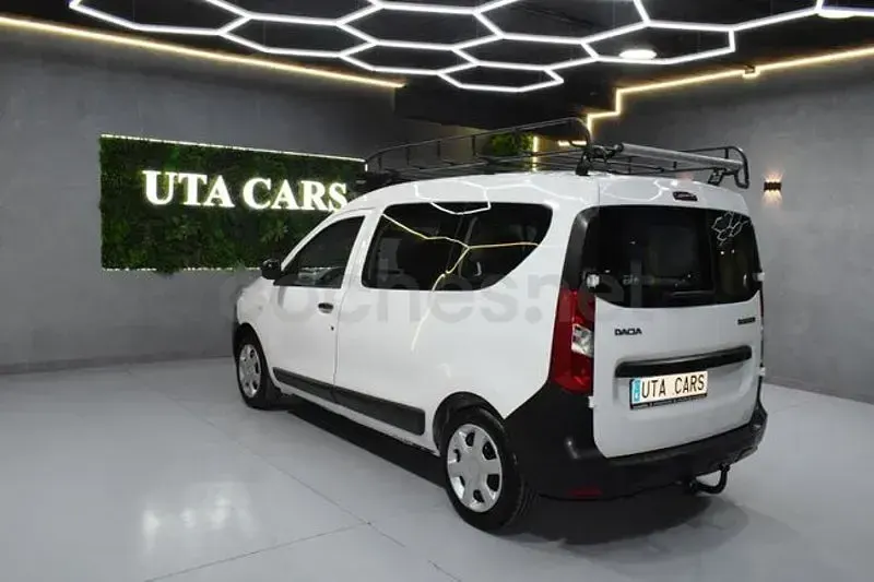 Usado Dacia Dokker Essentiel 102 CV (75 kW) 2019 Blanco Monovolumen