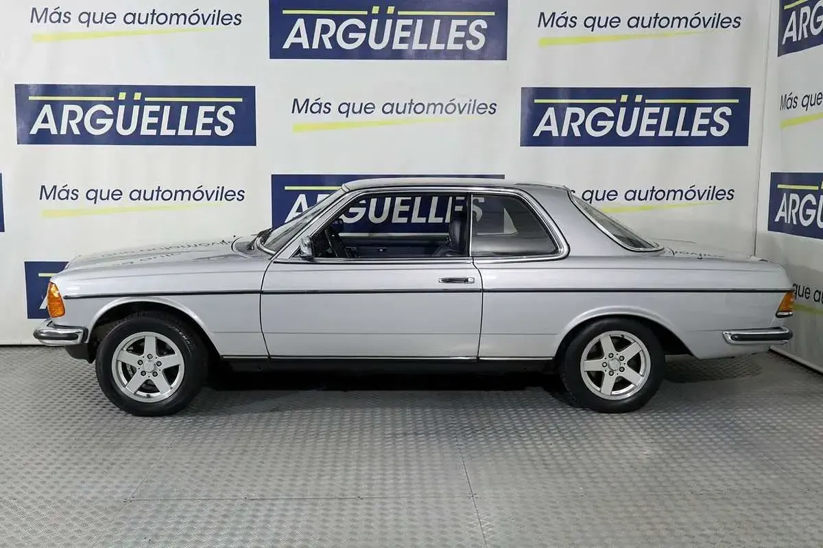 Usado Mercedes C280 156 CV (114 kW) 1979 Gris Coupe