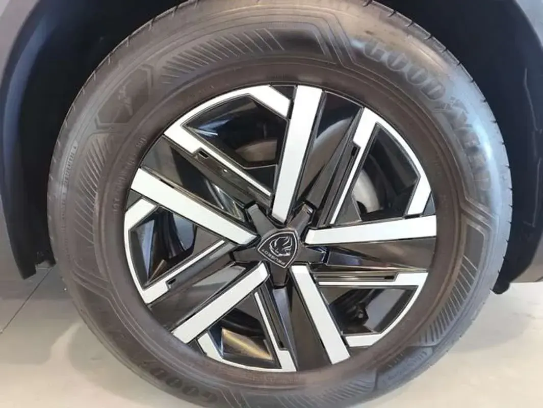 Usado Peugeot 2008 Active 102 CV (75 kW) 2023 Gris SUV