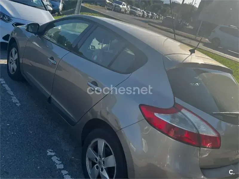 Usado Renault Mégane III Dynamique 105 CV (77 kW) 2009 Beige Berlina