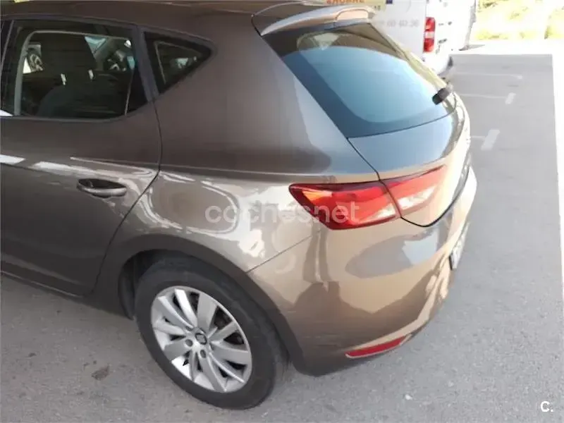 Usado Seat Leon Style 105 CV (77 kW) 2015 Gris / plata Berlina