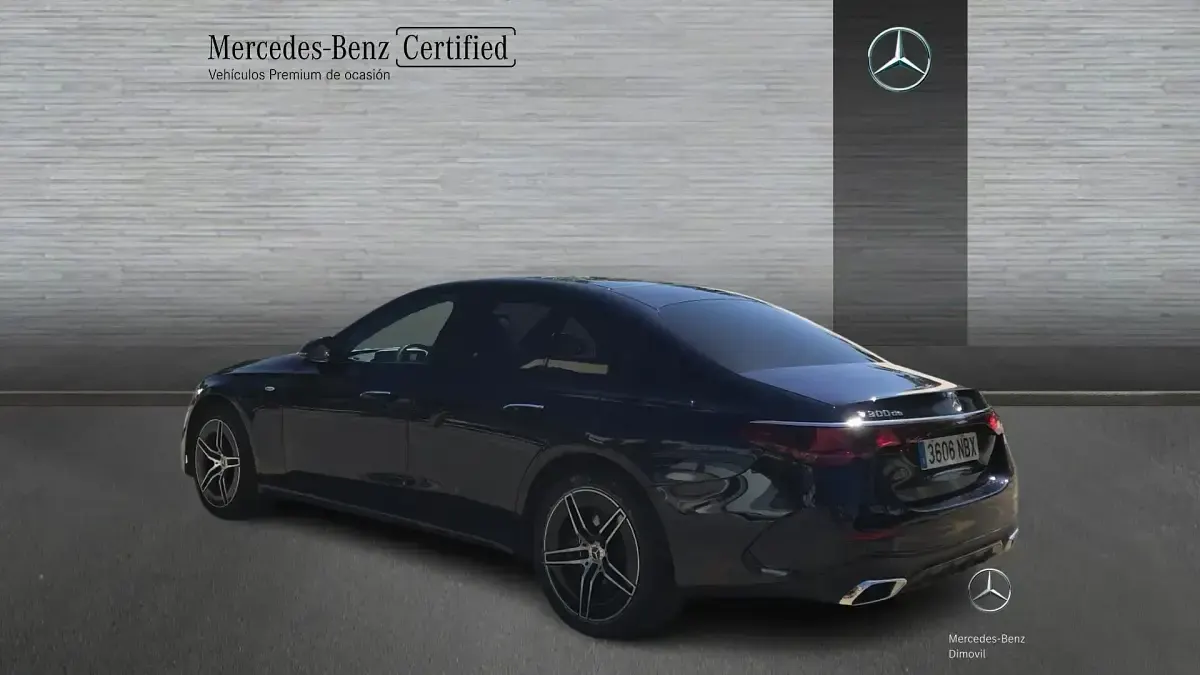 Usado Mercedes E300 313 CV (230 kW) 2025 Gris / plata Berlina