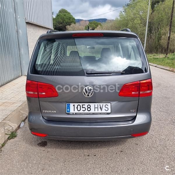 Usado VW Touran Advance 105 CV (77 kW) 2014 Gris / plata Monovolumen