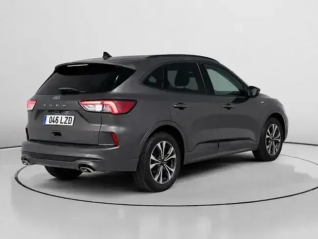 Usado Ford Kuga ST-Line 150 CV (110 kW) 2022 Gris / plata SUV