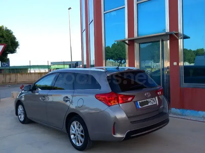 Usado Toyota Auris Active 124 CV (91 kW) 2014 Gris / plata Familiar