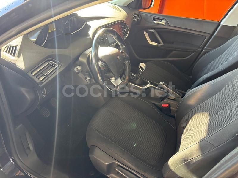 Usado Peugeot 308 SW Active 120 CV (88 kW) 2018 Azul Familiar