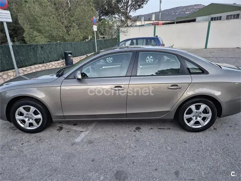 Usado Audi A4 120 CV (88 kW) 2011 Marrón Berlina