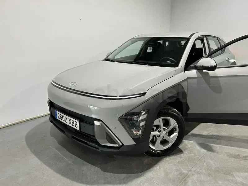 Usado Hyundai Kona 129 CV (94 kW) 2025 Gris / plata SUV