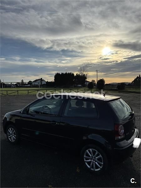 Usado VW Polo Highline 100 CV (73 kW) 2007 Negro Berlina