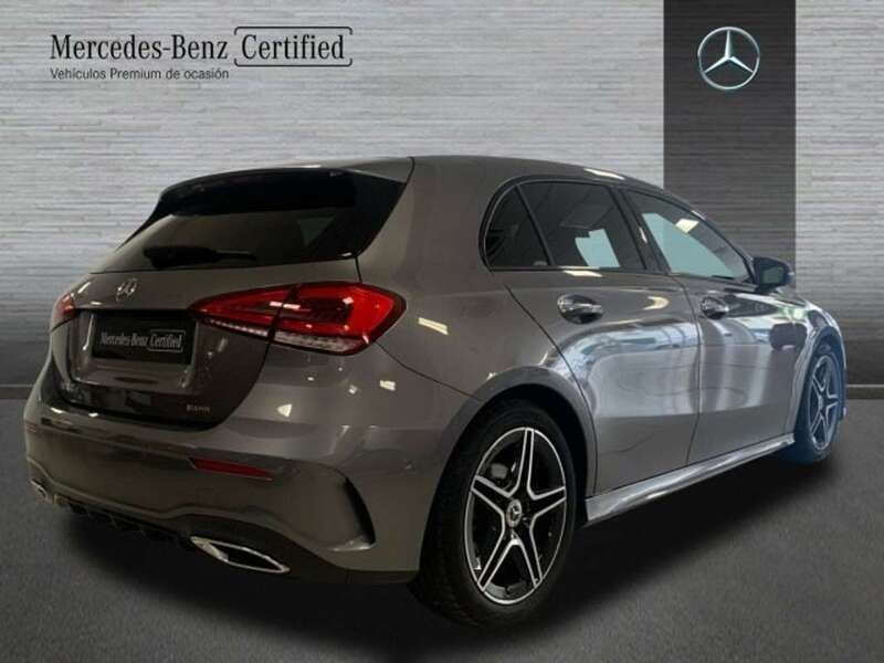 Usado Mercedes A180 AMG line 116 CV (85 kW) 2022 Gris Berlina