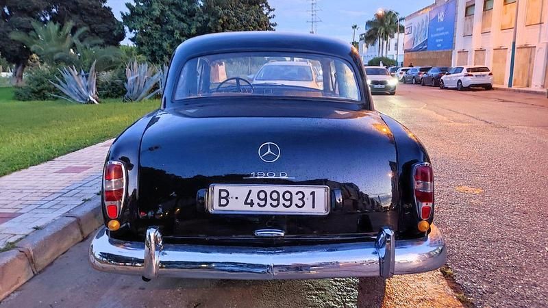 Usado Mercedes 190 87 CV (63 kW) 1966 Negro Berlina