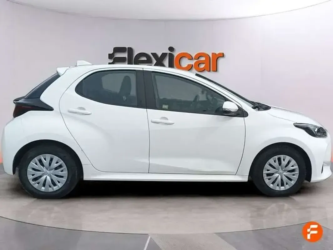 Usado Toyota Yaris Hybrid Active 116 CV (85 kW) 2023 Blanco Utilitario