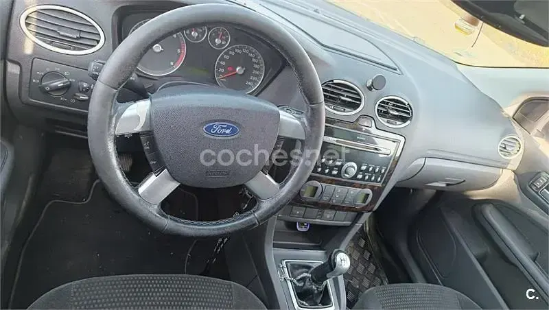 Usado Ford Focus Ghia 115 CV (84 kW) 2007 Gris / plata Berlina