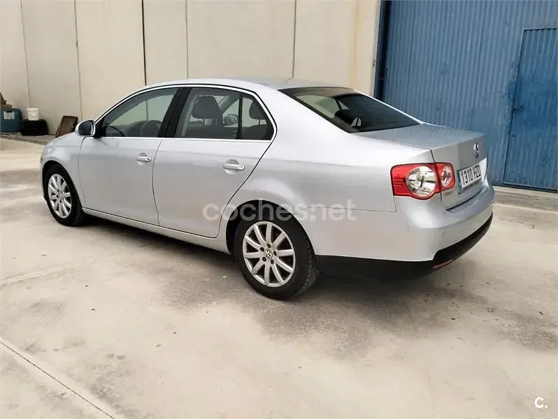 Usado VW Jetta Trendline 105 CV (77 kW) 2008 Gris / plata Berlina