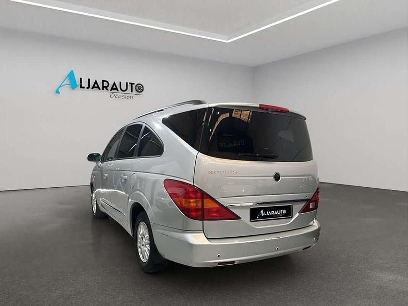 Usado Ssangyong (KGM) Rodius 165 CV (121 kW) 2010 Gris Monovolumen