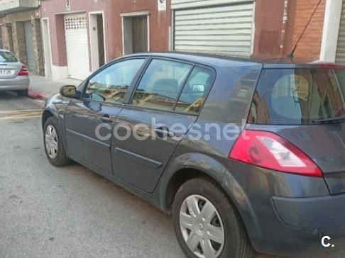 Usado Renault Mégane II Authentique 98 CV (72 kW) 2005 Gris / plata Berlina