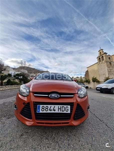 Usado Ford Focus Titanium 115 CV (84 kW) 2011 Naranja Berlina
