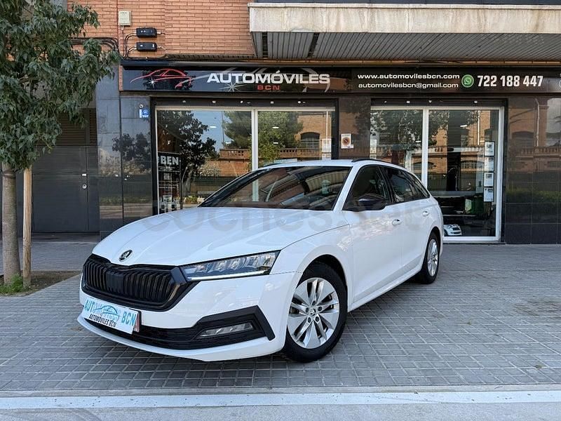 Usado Skoda Octavia Style 150 CV (110 kW) 2022 Blanco Familiar
