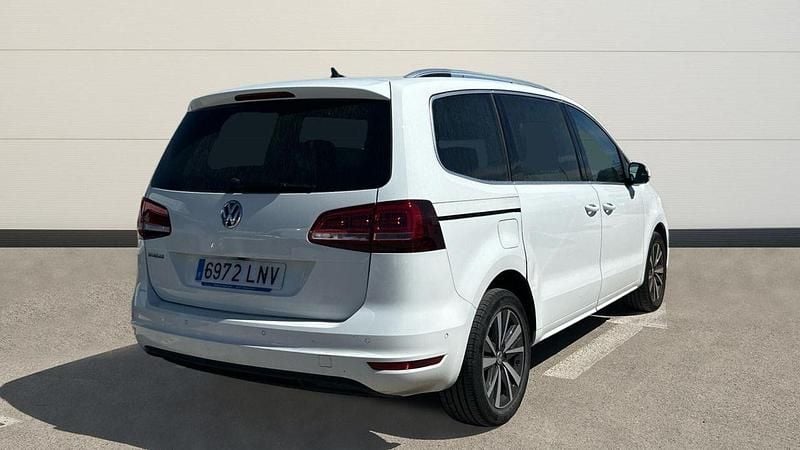 Usado VW Sharan Advance 150 CV (110 kW) 2021 Blanco Monovolumen