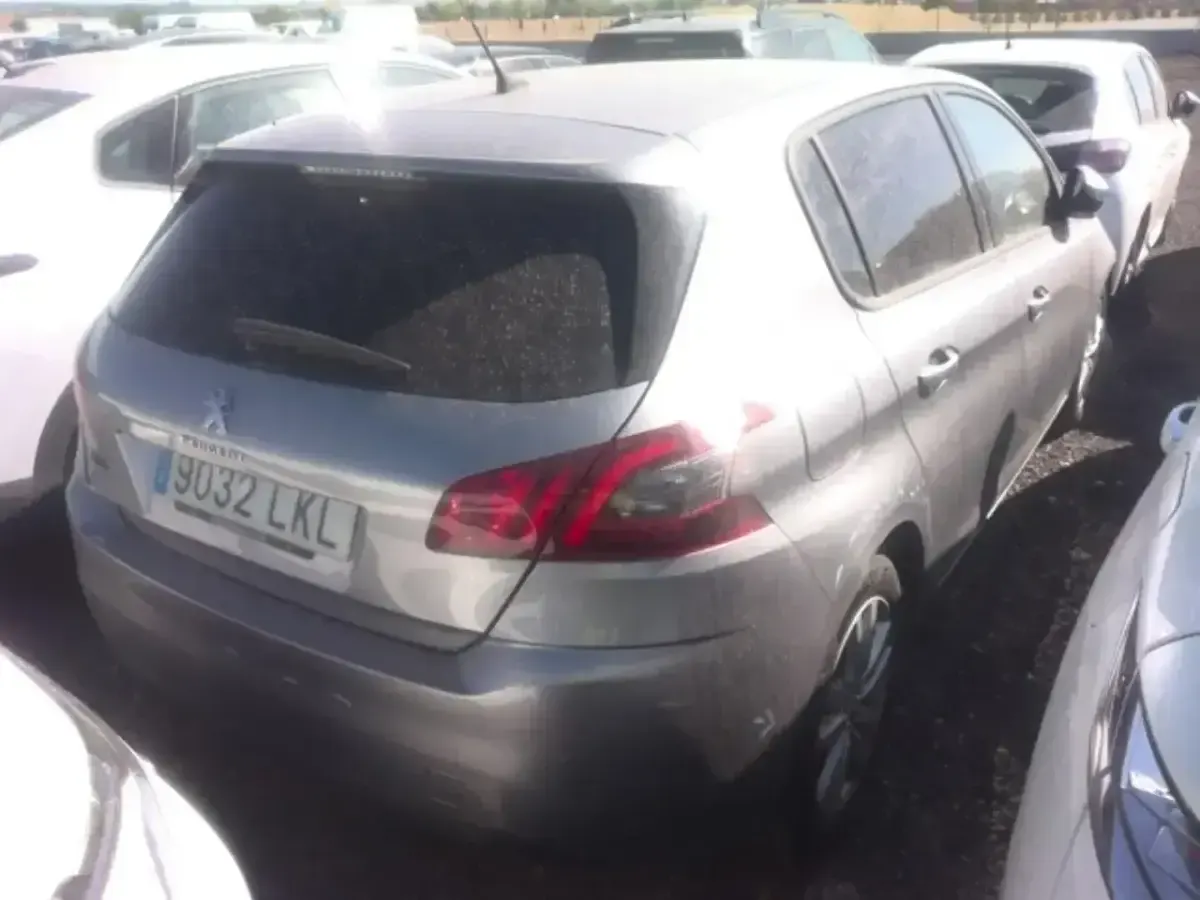 Usado Peugeot 308 Active 100 CV (73 kW) 2020 Gris Berlina
