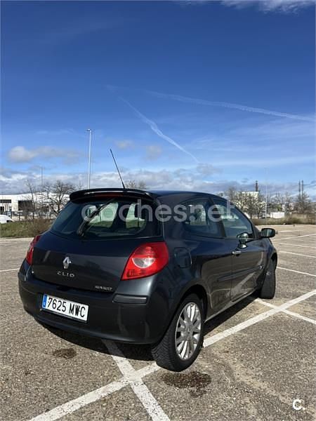 Usado Renault Clio II Dynamique 110 CV (80 kW) 2006 Gris / plata Berlina