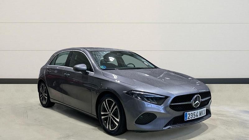 Usado Mercedes A180 136 CV (100 kW) 2023 Gris Utilitario