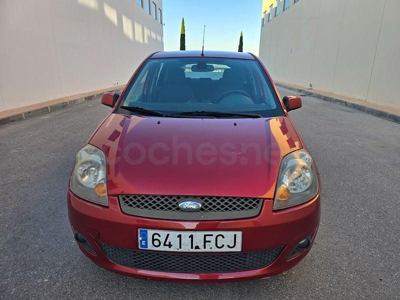 Używany Ford Fiesta Ghia 68 KM (50 kW) 2006 Czerwony Hatchback