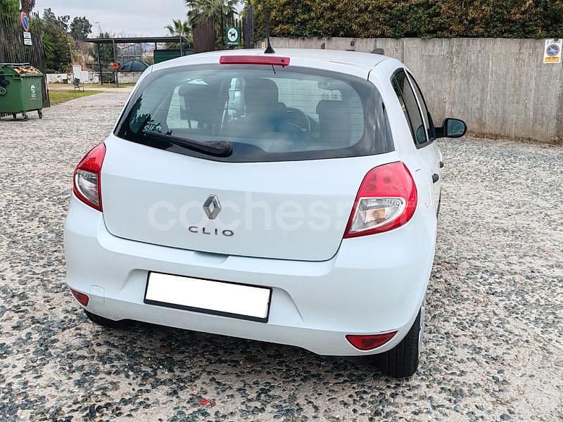 Usado Renault Clio IV 75 CV (55 kW) 2012 Blanco Berlina