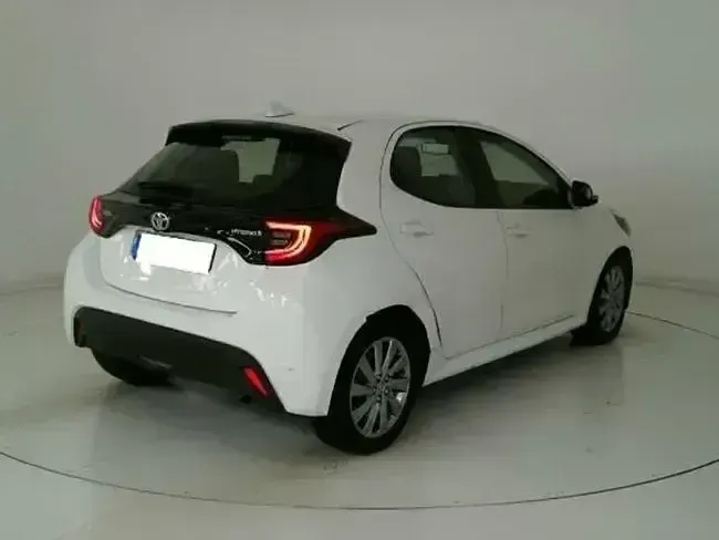 Usado Toyota Yaris Active 116 CV (85 kW) 2022 Blanco Utilitario
