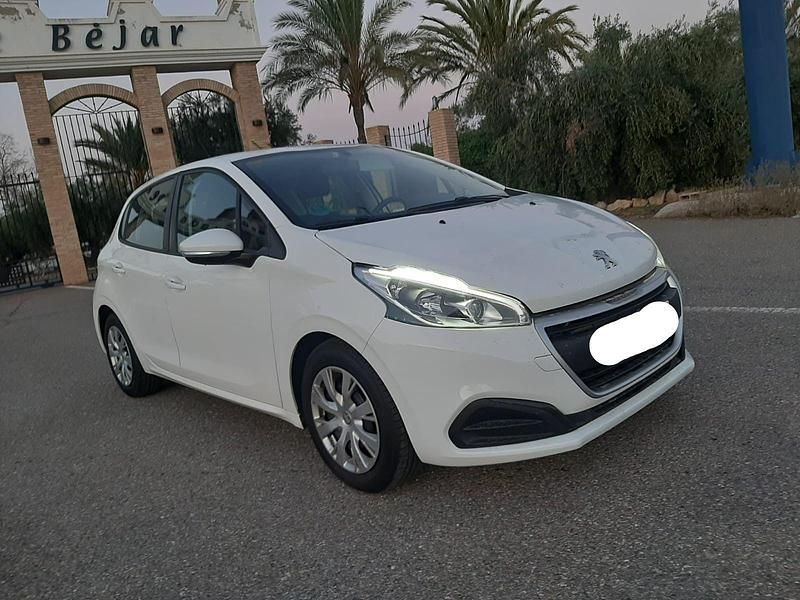 Usado Peugeot 208 Active 100 CV (73 kW) 2019 Blanco Utilitario