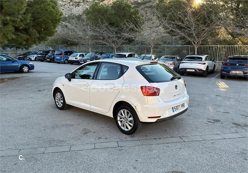 Usado Seat Ibiza Reference 90 CV (66 kW) 2012 Blanco Berlina