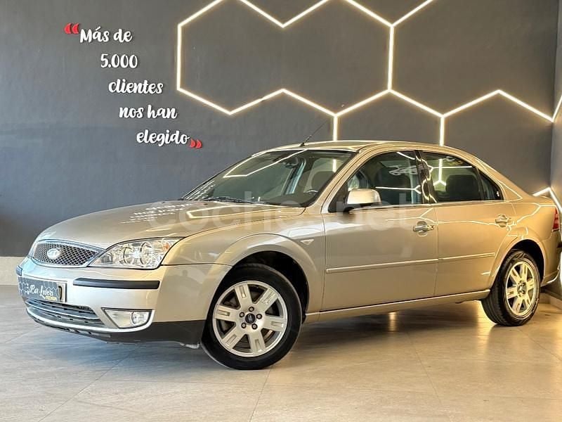 Usado Ford Mondeo Ghia 130 CV (95 kW) 2004 Beige Berlina
