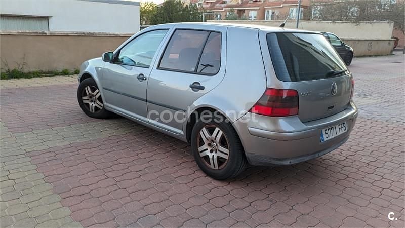 Usado VW Golf IV Highline 115 CV (84 kW) 2002 Gris / plata Berlina