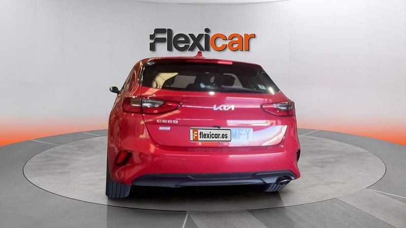 Usado Kia Ceed 136 CV (100 kW) 2023 Rojo Utilitario
