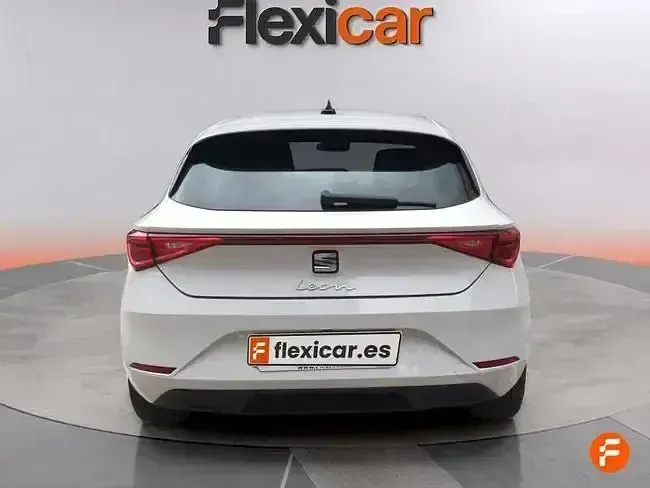 Käytetty Seat Leon Style 115 HP (84 kW) 2021 Valkoinen Sedan