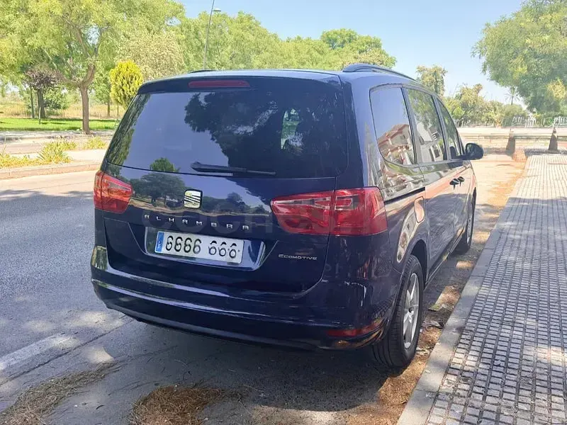 Usado Seat Alhambra Ecomotive 140 CV (102 kW) 2015 Azul Monovolumen