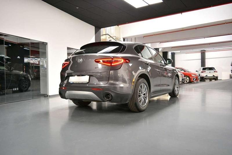 Usado Alfa Romeo Stelvio Super 160 CV (117 kW) 2022 Gris / plata SUV